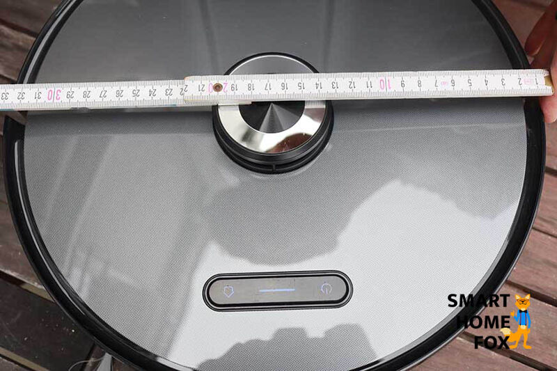 Der Proscenic M8 PRO wird mit einem Lineal ausgemessen